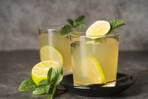 2 copos cheios de suco de limão. A foto é bem produzida e bonita. Foto do site Produtora C&D ou cedproducoes.